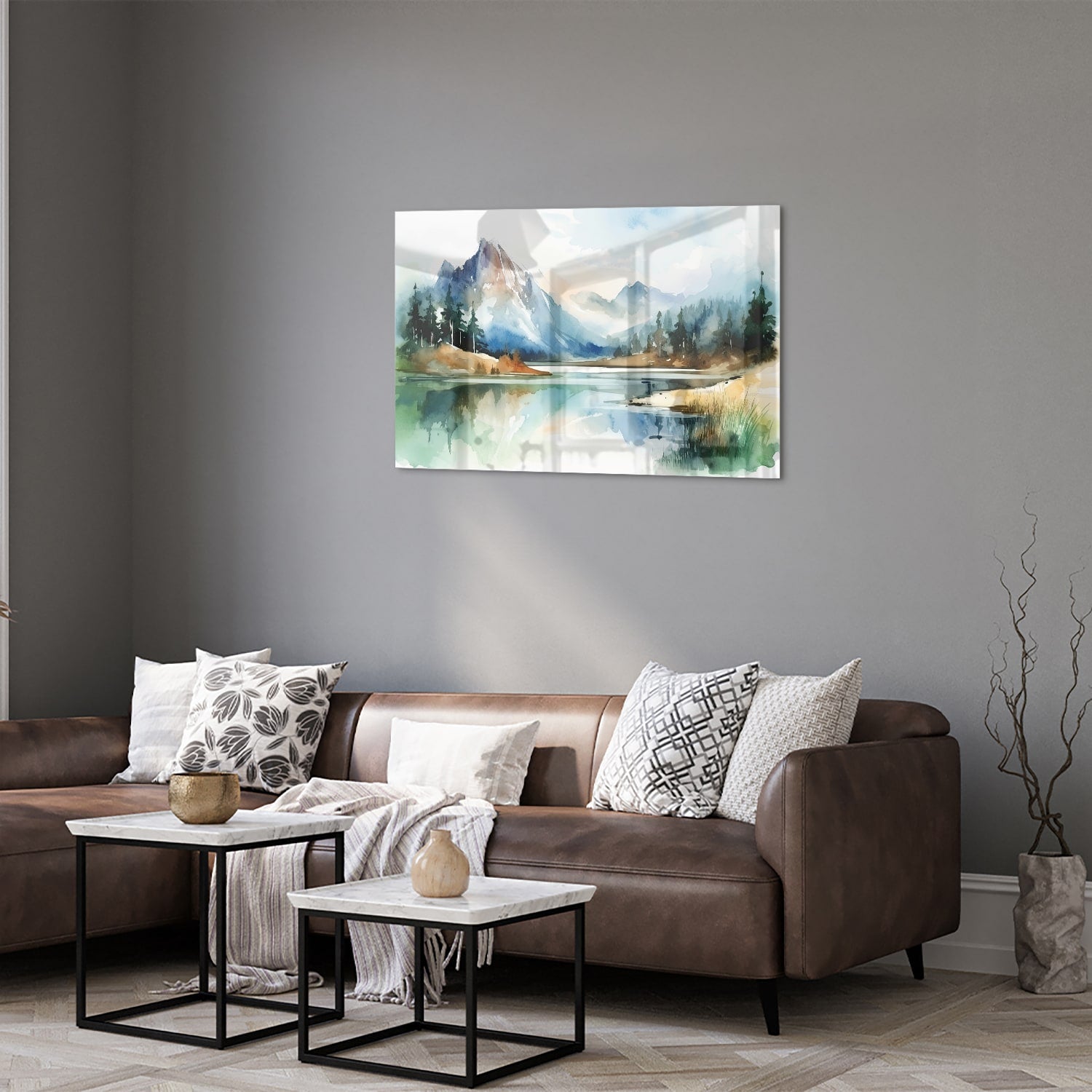 Glazen schilderij met een landschap van bergen en een meer in waterverfstijl.