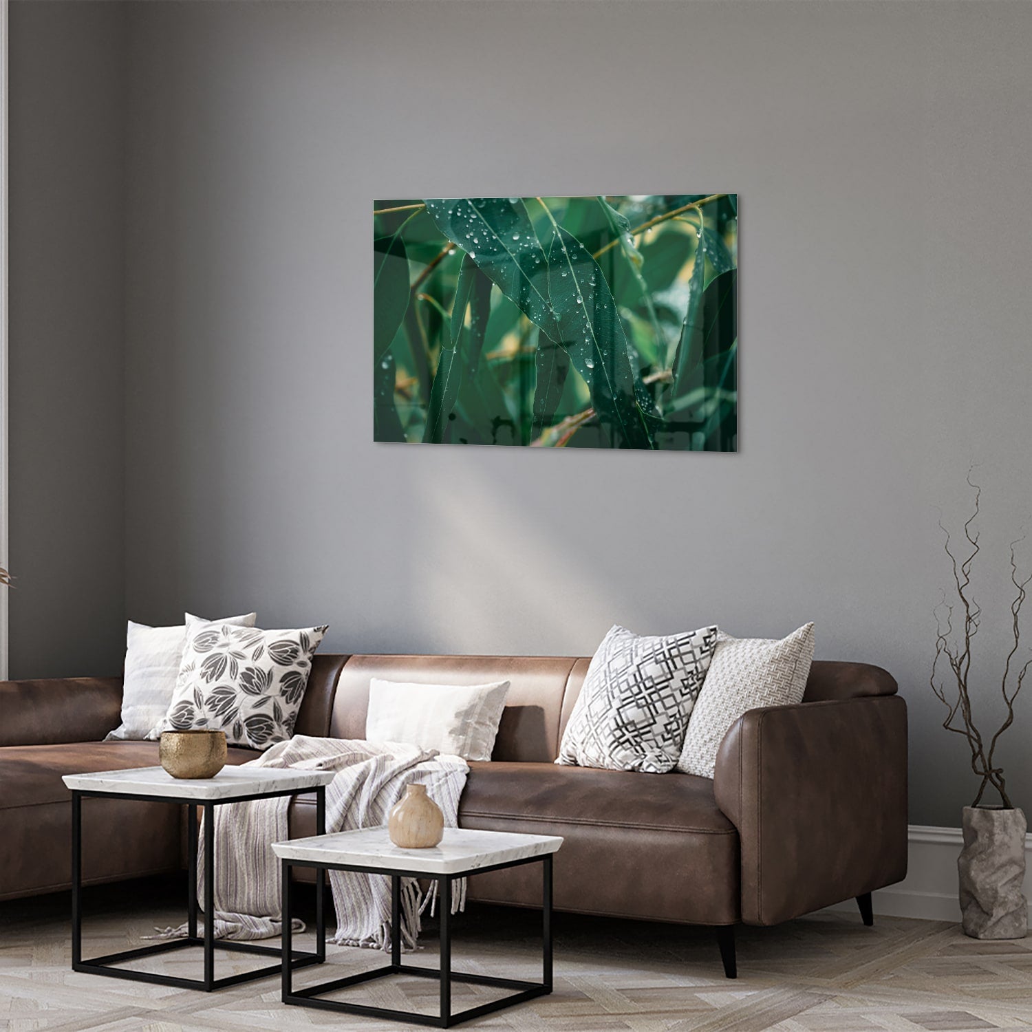 Glas schilderij van groene bladeren met dauwdruppels in een interieur
