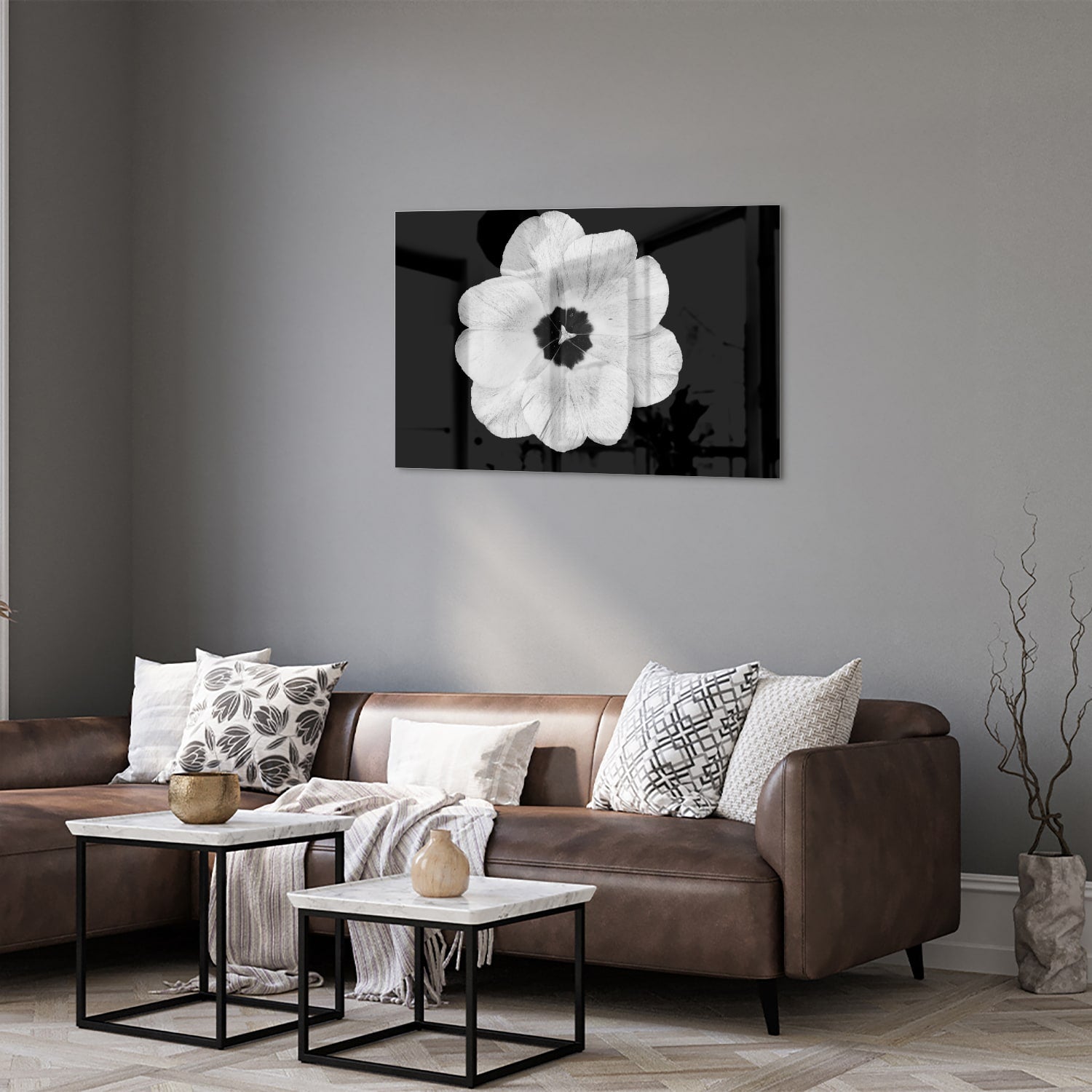 Een glazen schilderij met een witte bloem op een zwarte achtergrond, hangend aan de muur.