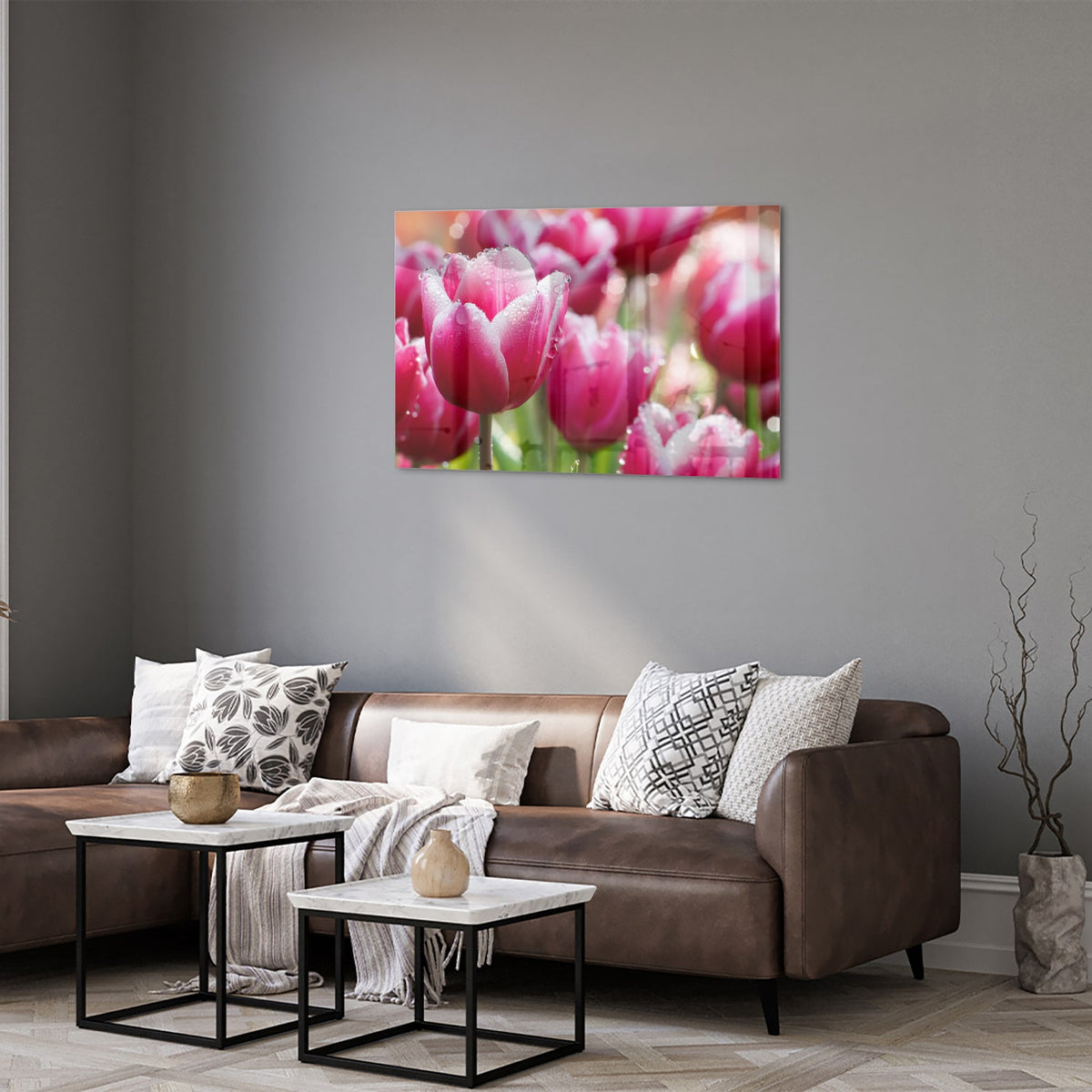 Glazen schilderij van roze tulpen met dauwdruppels, elegant en kleurig.