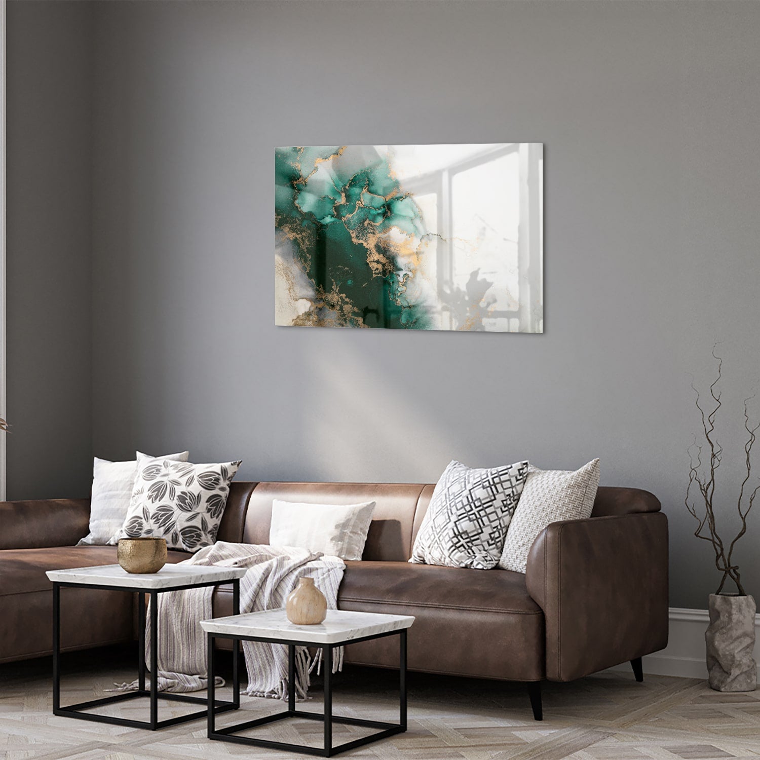 Elegant glazen schilderij met groene en gouden tinten aan de muur