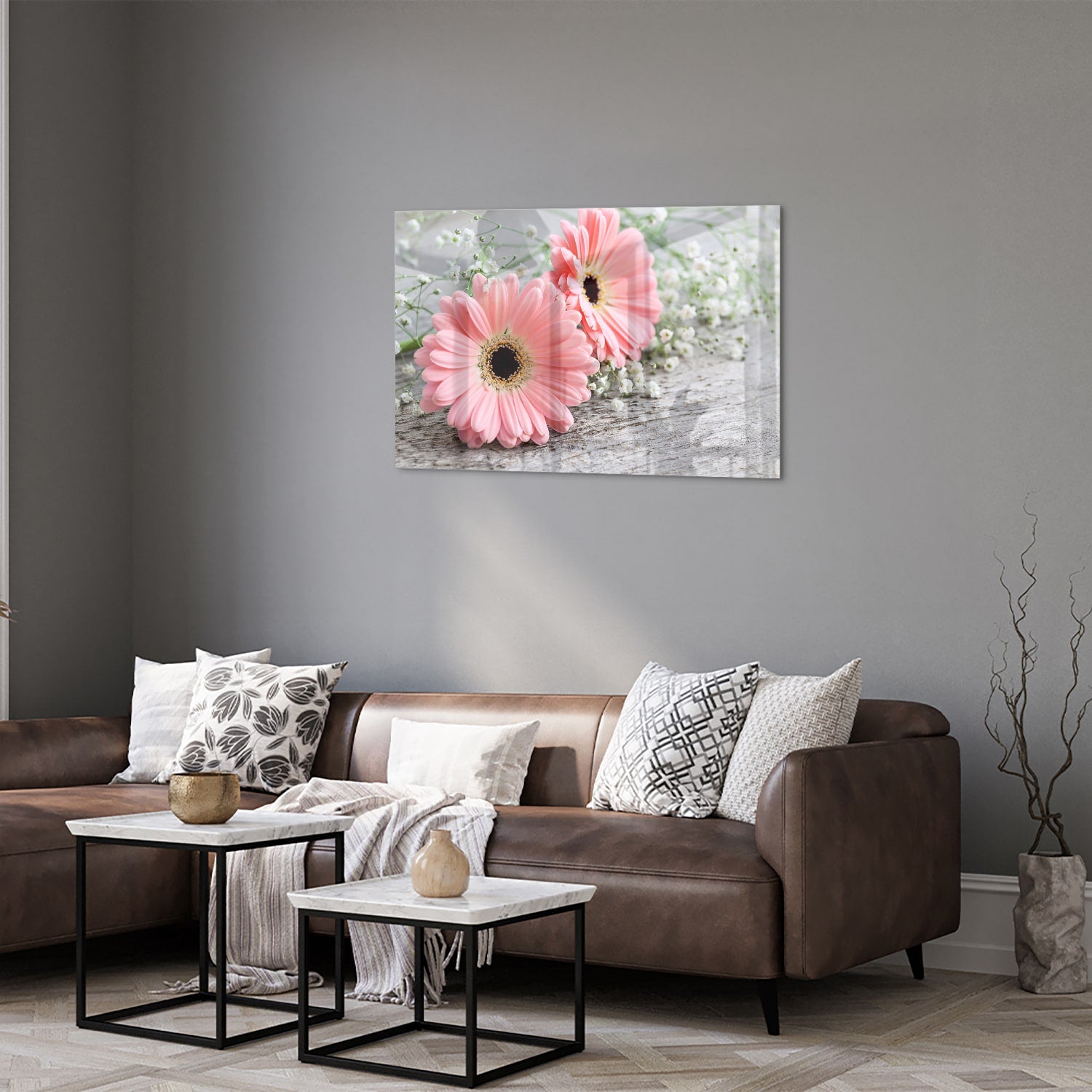 Roze gerbera's op een glazen schilderij, ideaal voor je woonkamer