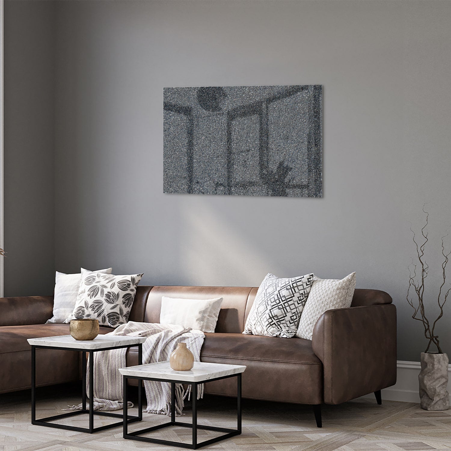 Minimalistisch glazen schilderij aan de muur in een lichte woonkamer