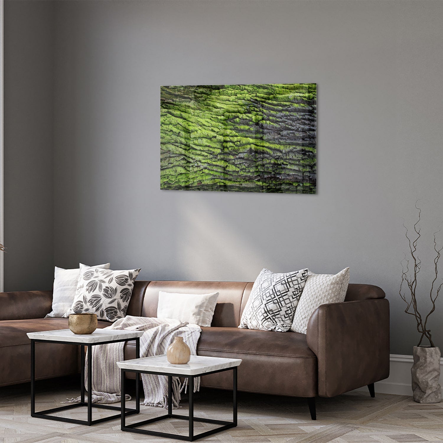 Glazen schilderij met groene mosachtige textuur aan een muur