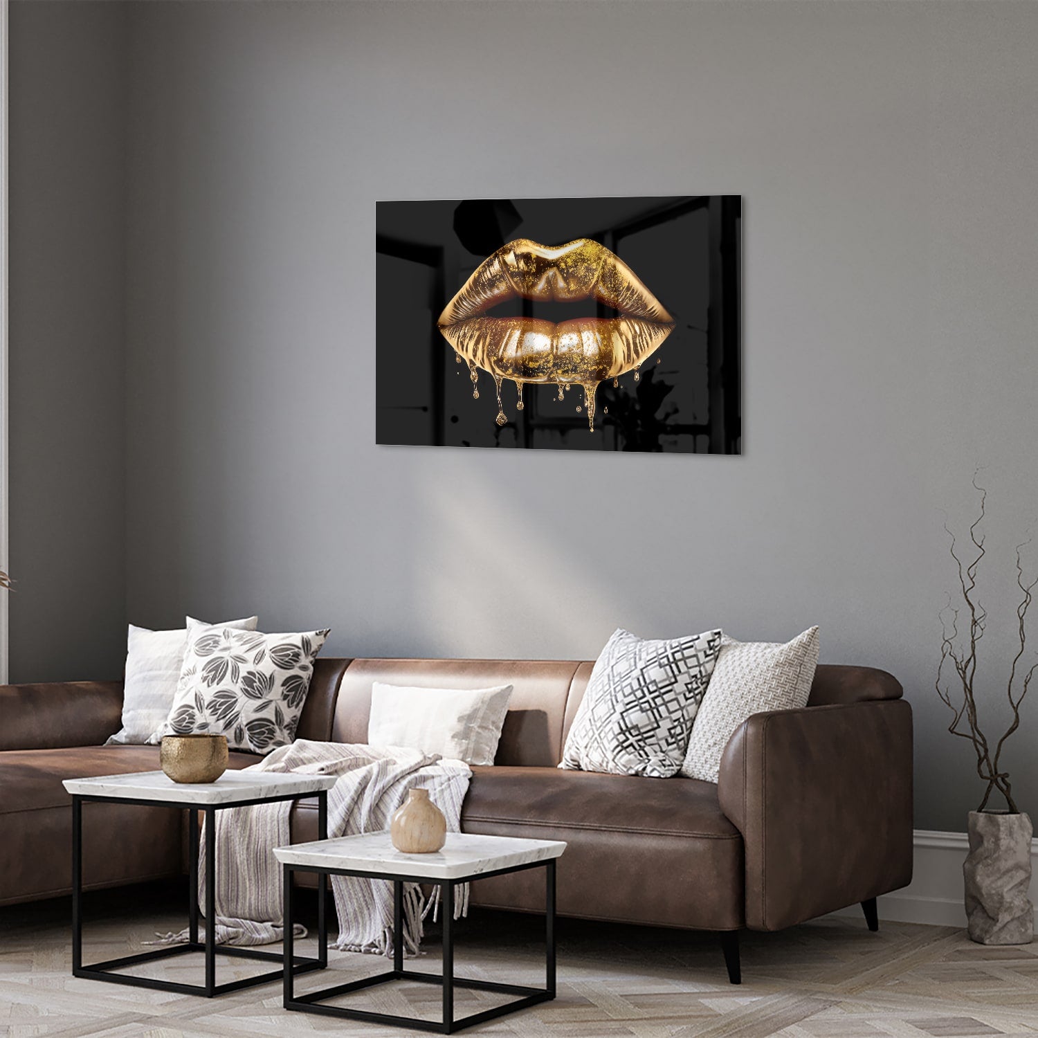 Glazen schilderij met gouden lippen op een zwarte achtergrond in een moderne woonkamer.