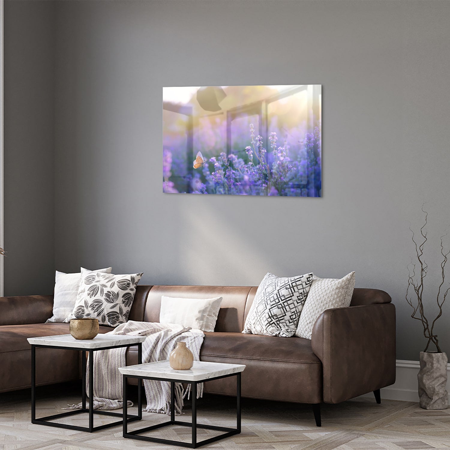 Glazen schilderij met lavendel en een vlinder op een muur