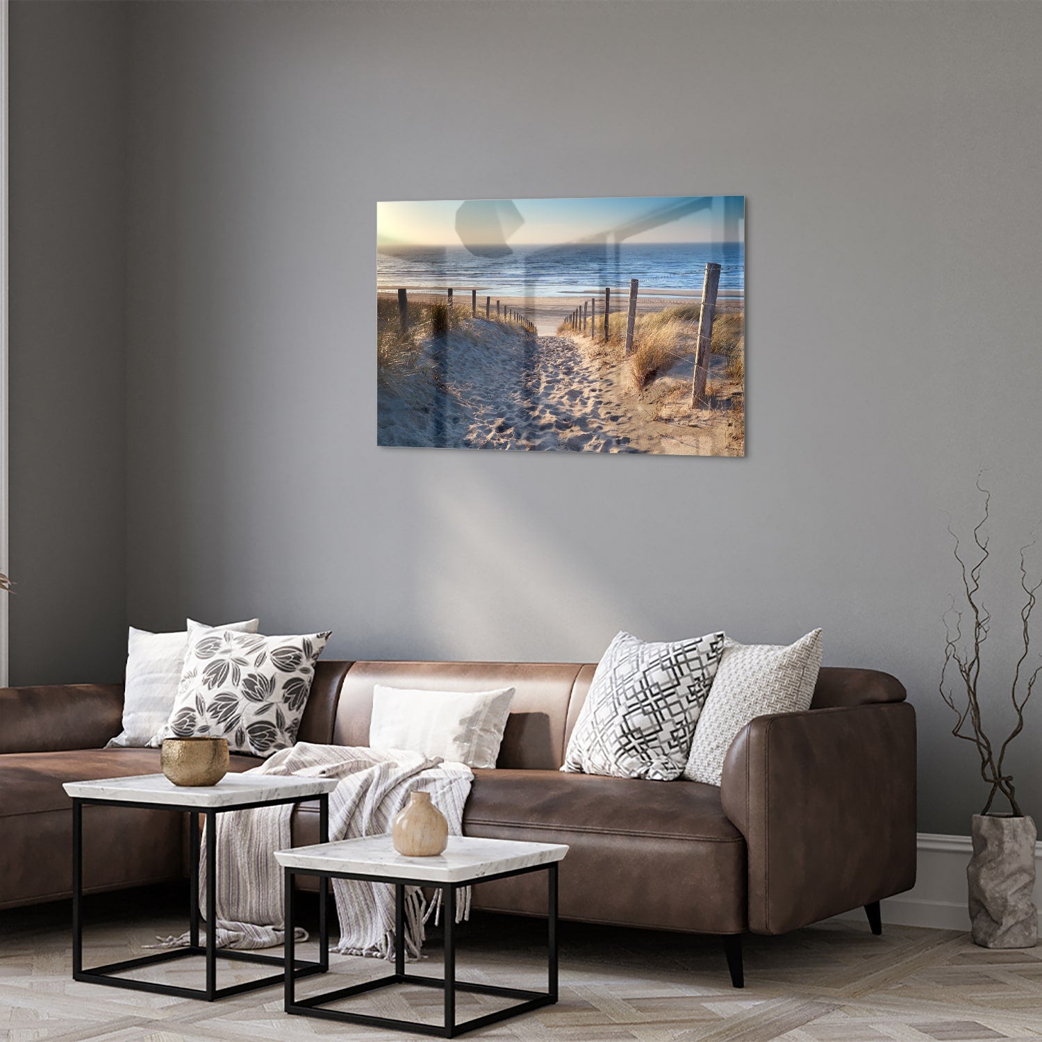 Glazen schilderij van een zandpad naar het strand met duinen en zee.