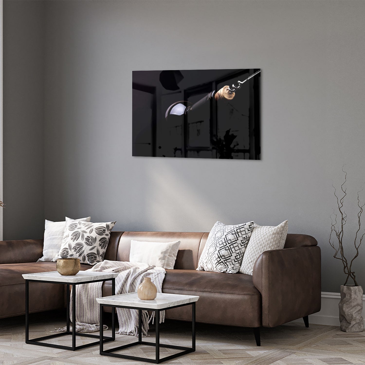 Glazen schilderij met handvat in een modern interieur.