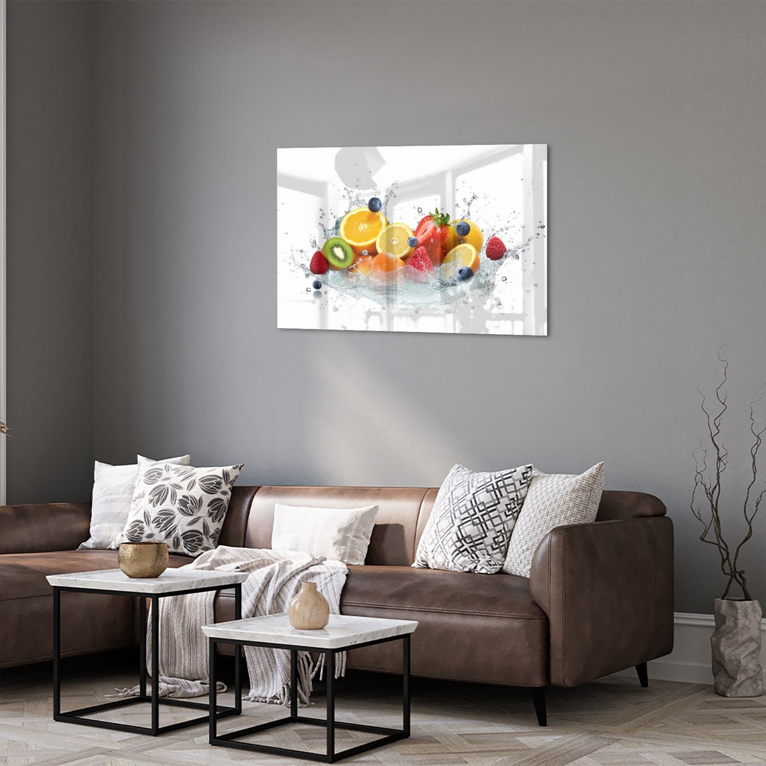 Glazen schilderij van een kleurrijke fruitcompositie aan een muur.