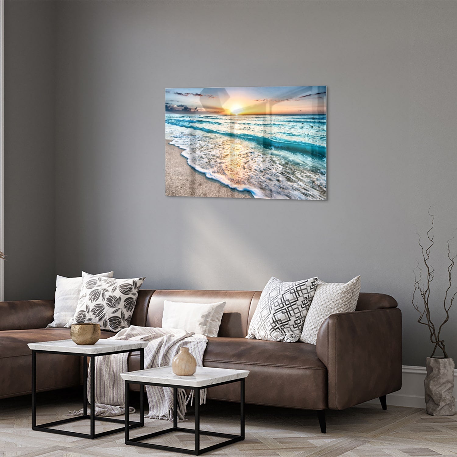 Glazen schilderij van een zonsondergang boven de zee, met kalme golven en zand.