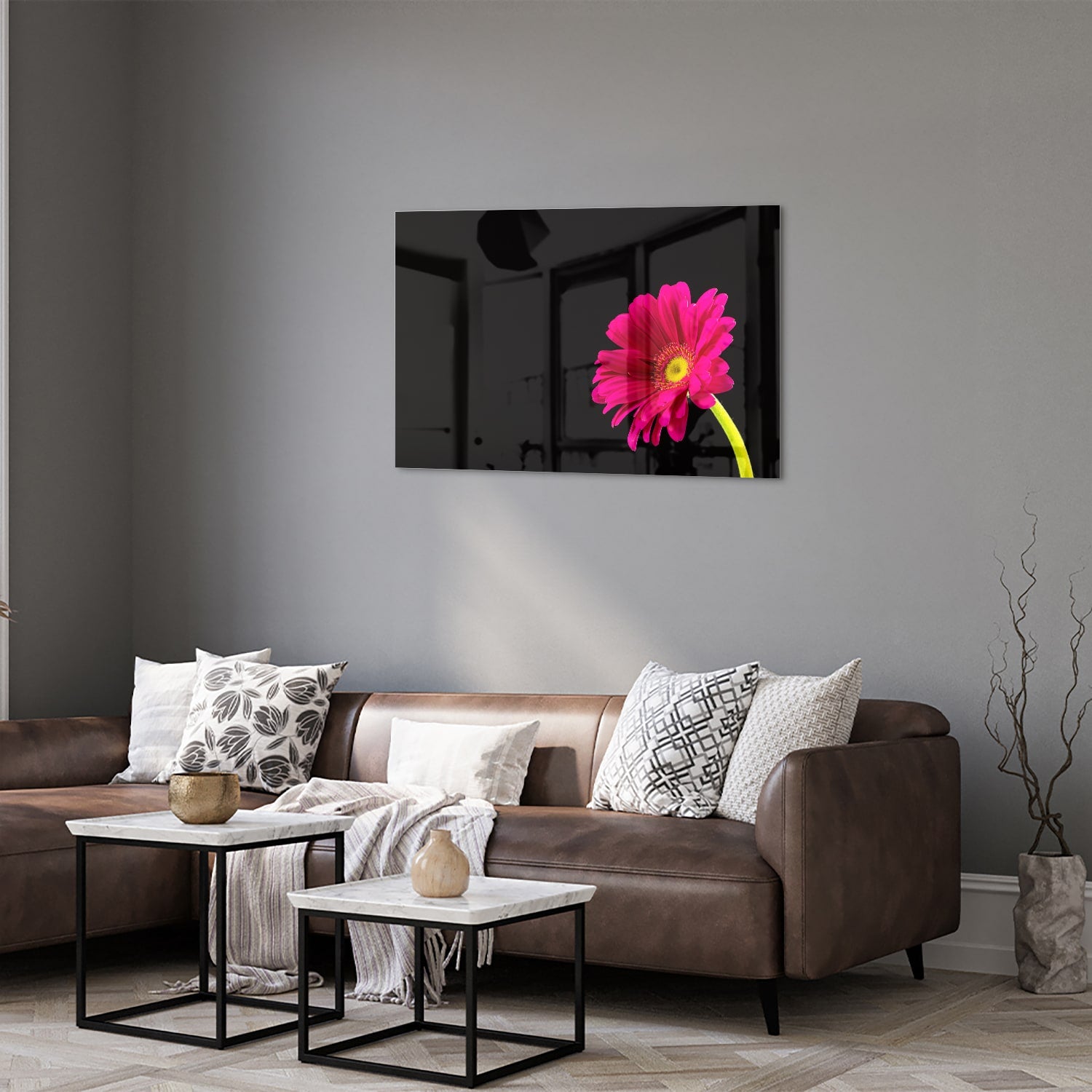 Glazen schilderij van een roze gerbera op zwarte achtergrond, perfect voor decoratie