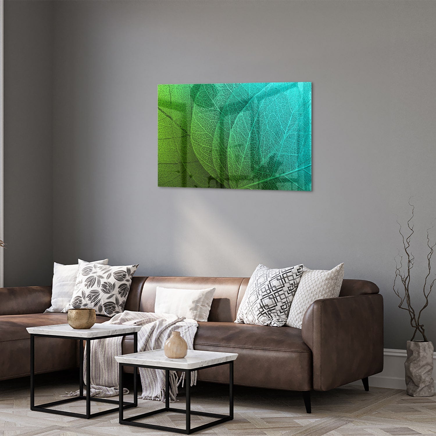 Glas schilderij met de structuur van groene bladeren aan een muur.