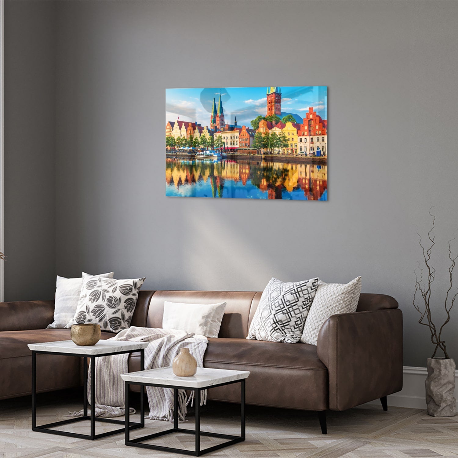 Kleurrijk glazen schilderij van een stadszicht met reflecties in het water