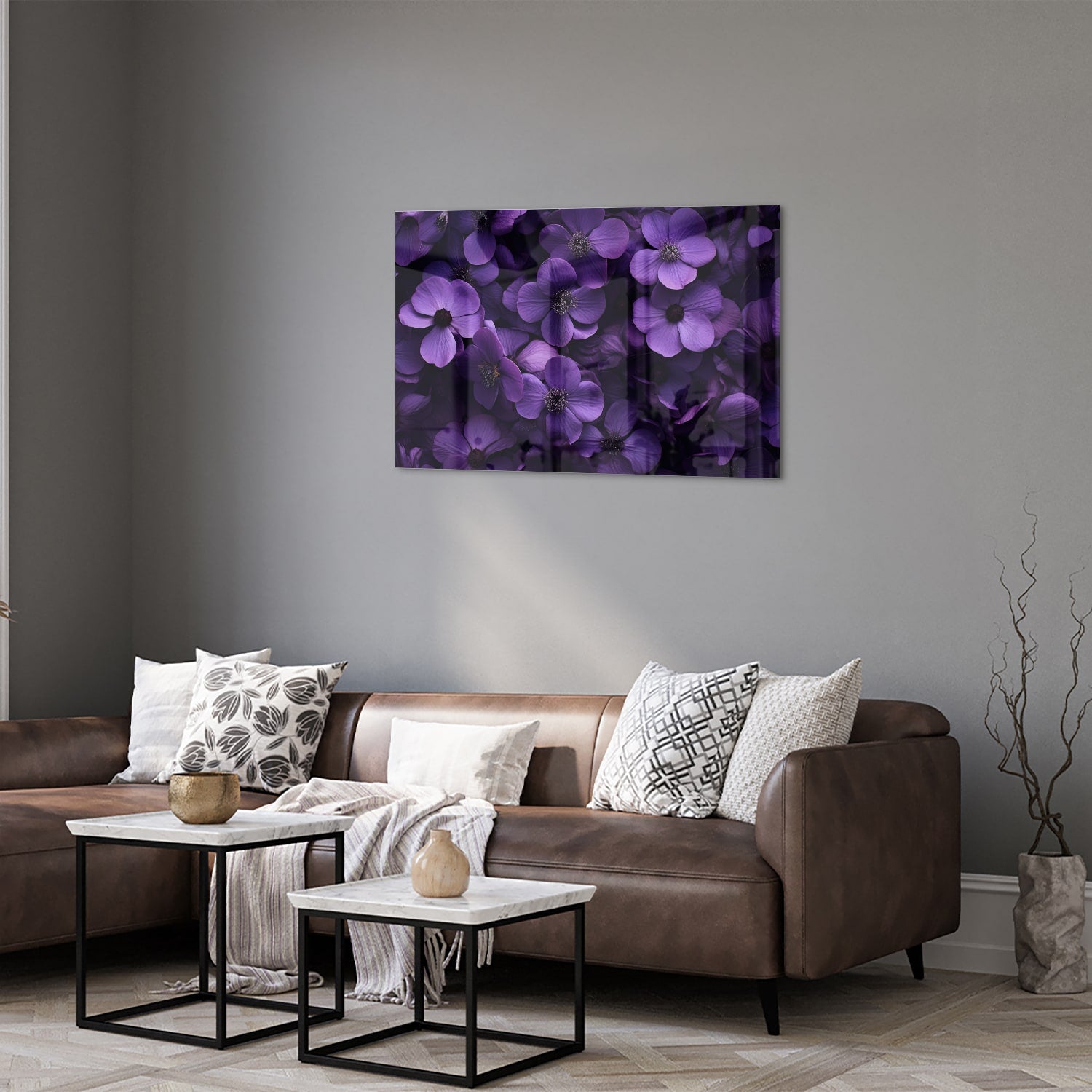 Paarse bloemen op een glazen schilderij aan de muur in een moderne woonkamer.