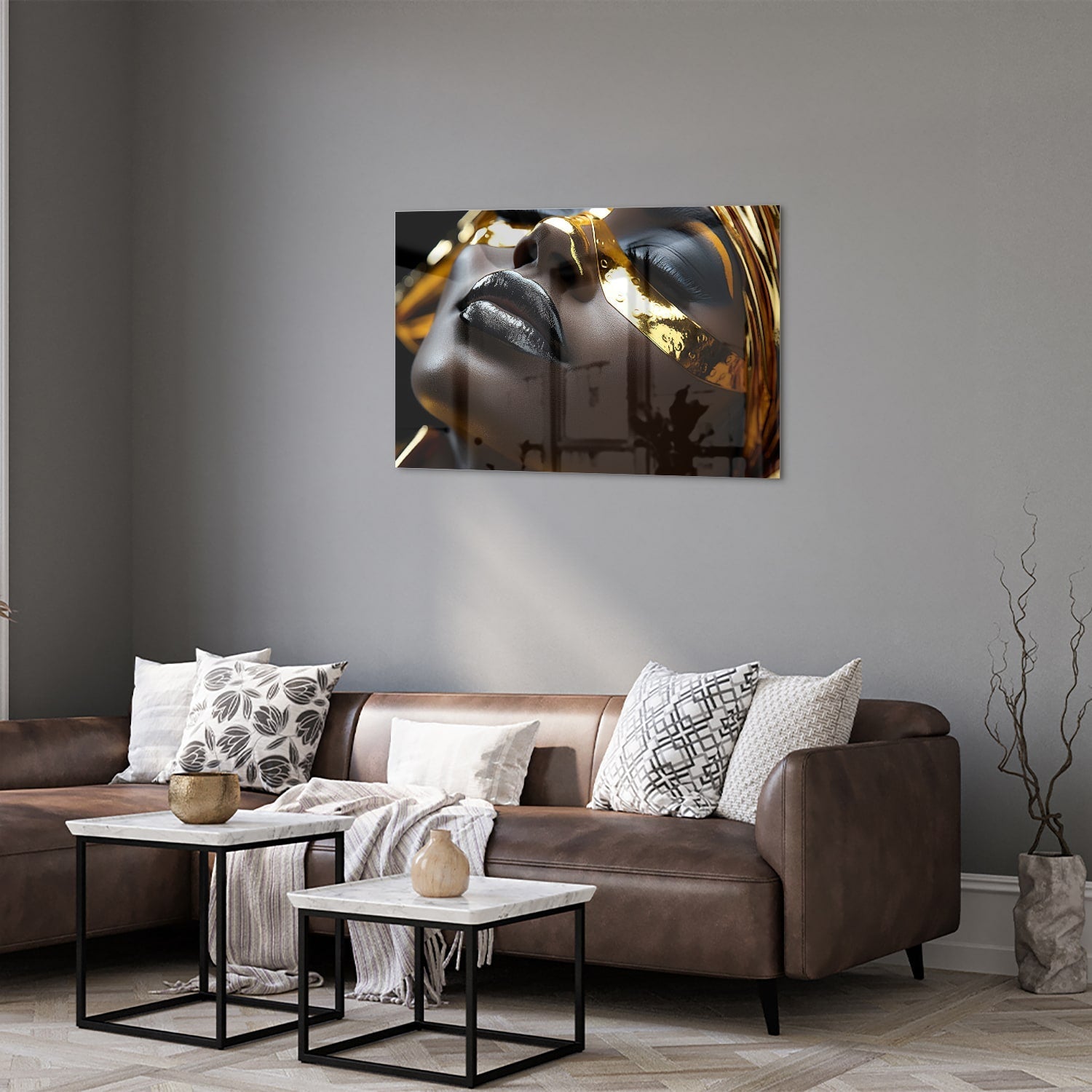 Glazen schilderij van een vrouwelijk gezicht met gouden accenten op een muur.