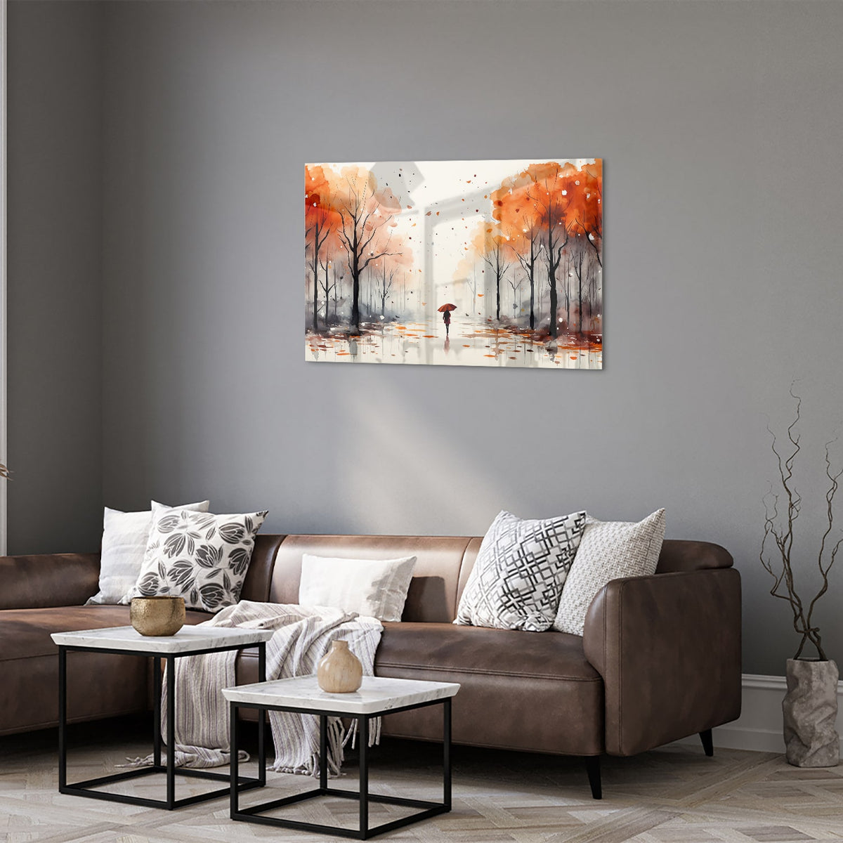 Glazen schilderij van een herfstlandschap met een wandelaar en kleurrijke bomen.