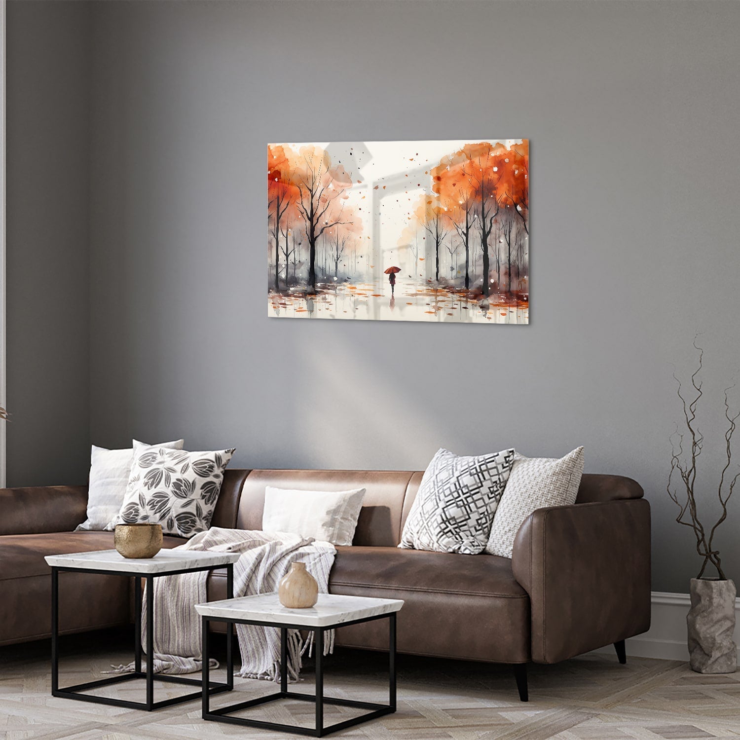 Glazen schilderij van een herfstlandschap met een wandelaar en kleurrijke bomen.