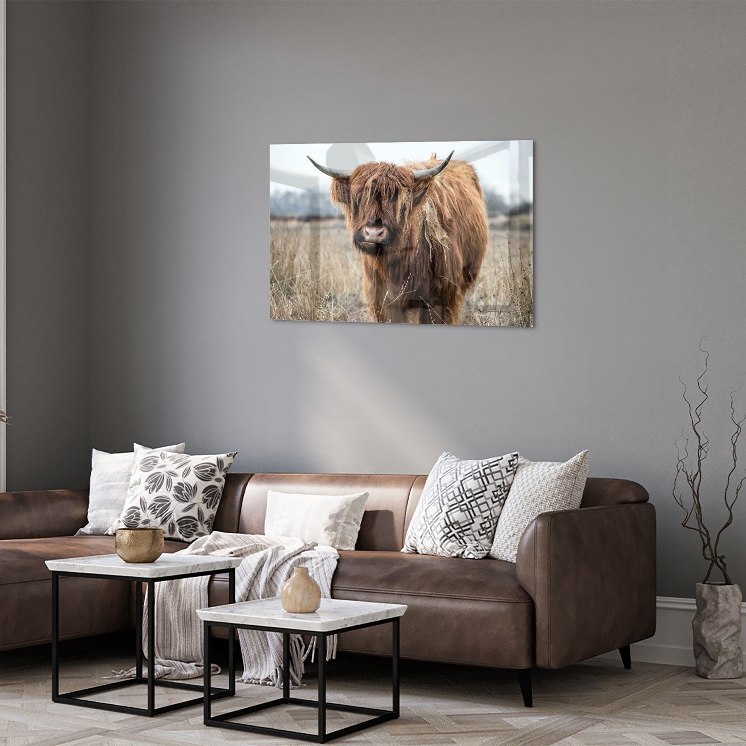 Glazen schilderij met een Houten Hooglander in een natuurlijke omgeving.