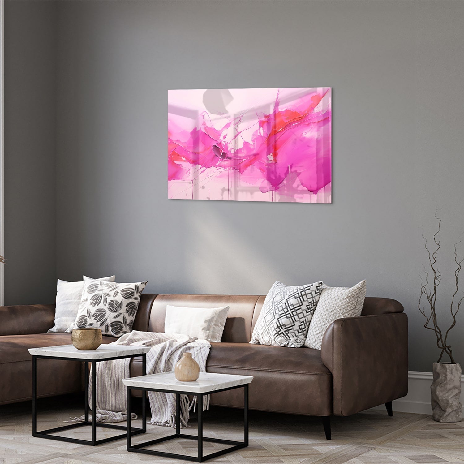 Abstract glazen schilderij met felle roze tinten aan de muur