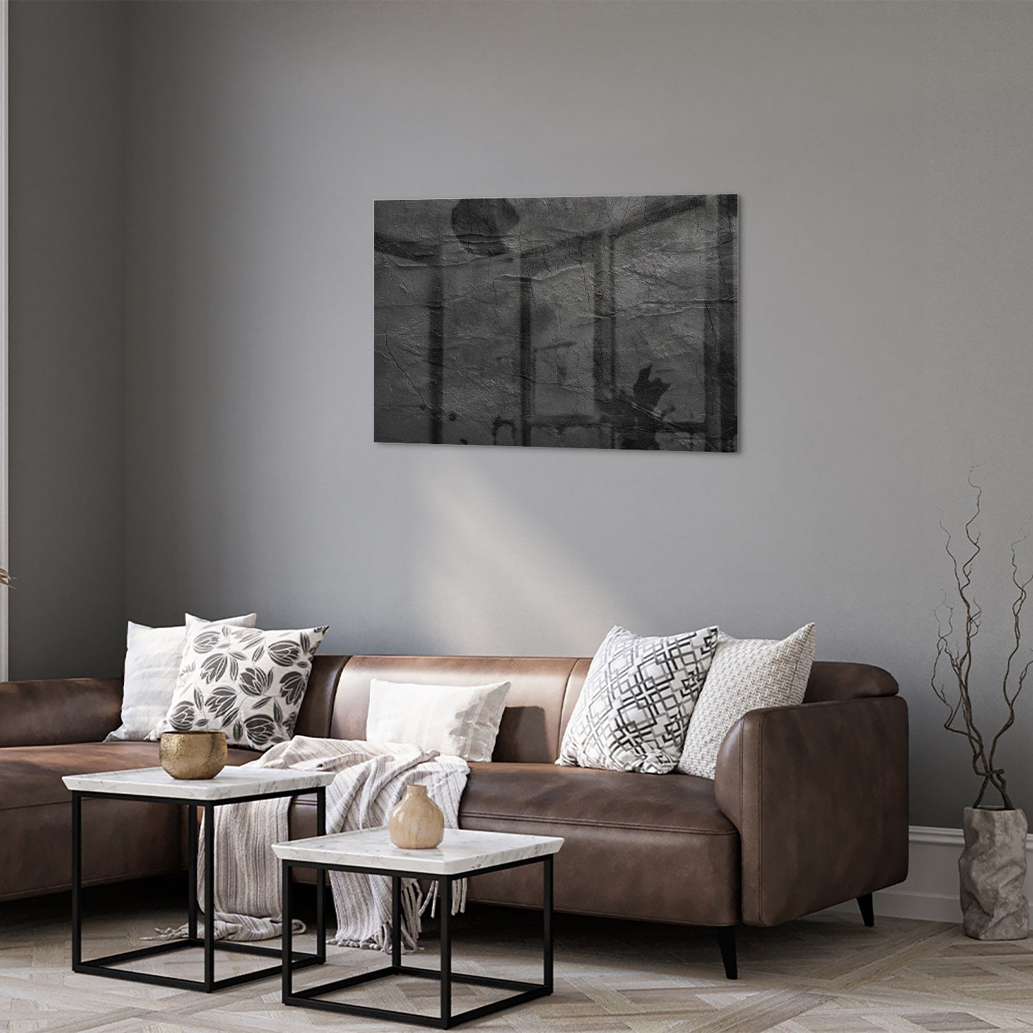 Abstract glazen schilderij in zwart en wit hangt aan de muur in een moderne woonkamer.
