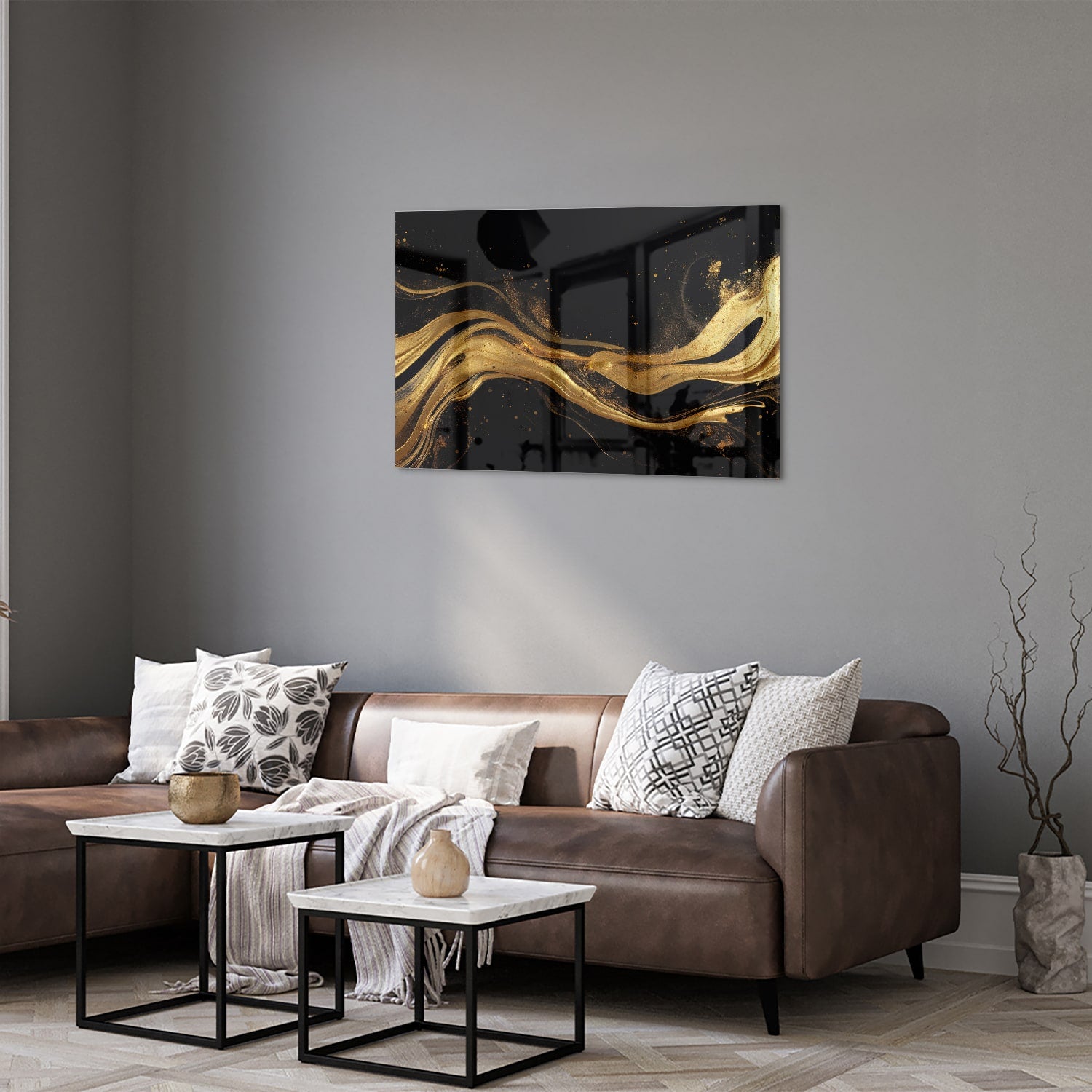 Glazen schilderij met gouden lijnen op een zwarte achtergrond, geschikt voor moderne interieurs.