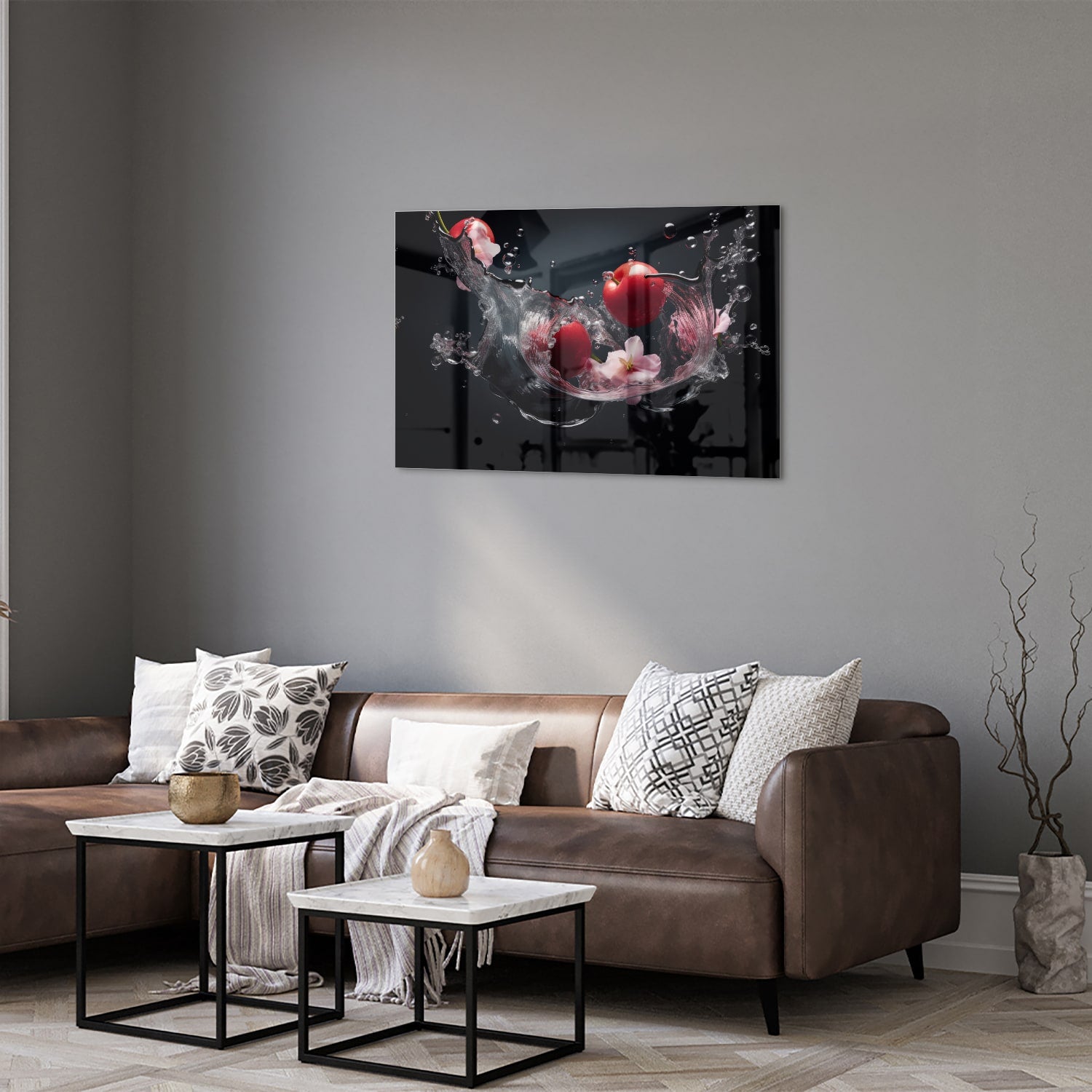 Glazen schilderij met roze bloemen en waterdruppels op een zwarte achtergrond.