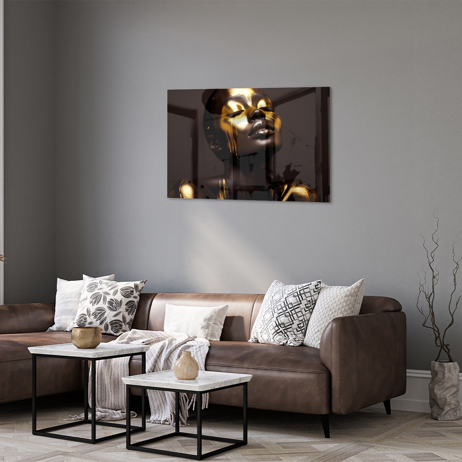 Glazen schilderij met een vrouwelijk gezicht in gouden tinten op een witte muur.