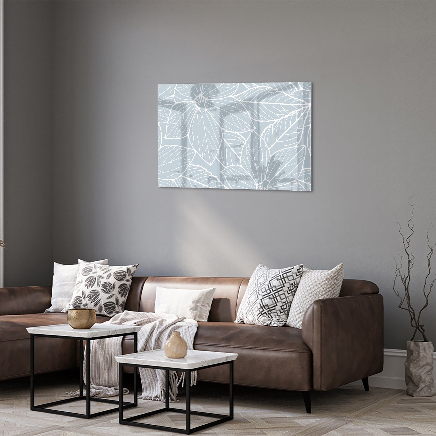 Glazen schilderij met botanische motieven aan de muur in een moderne woonkamer.