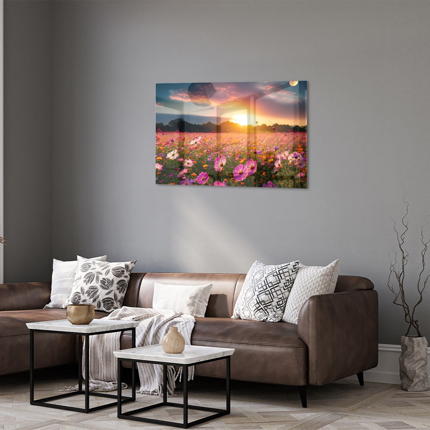 Glazen schilderij van een zonsondergang boven een kleurrijk bloemenveld.