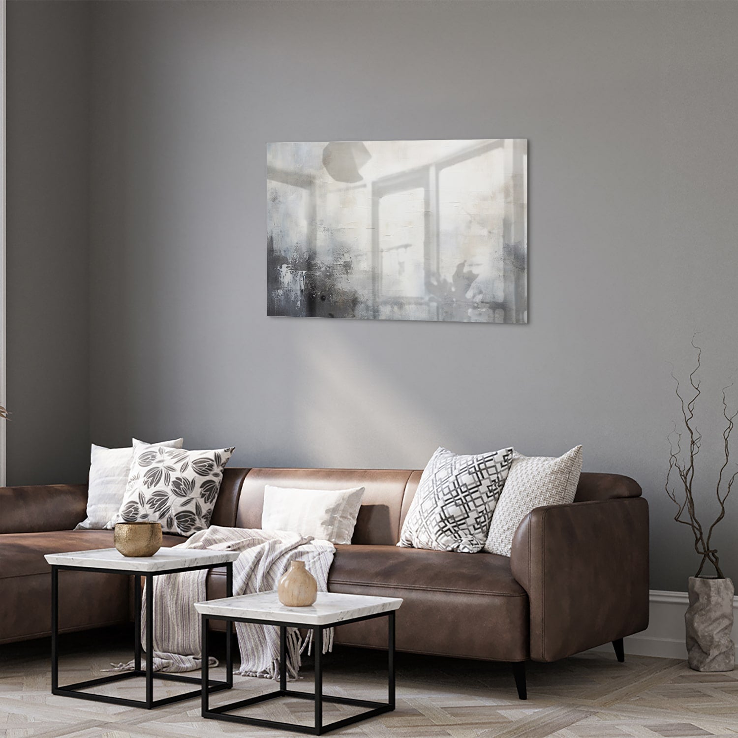 Abstract glazen schilderij met zachte kleuren aan de muur in een moderne woonkamer