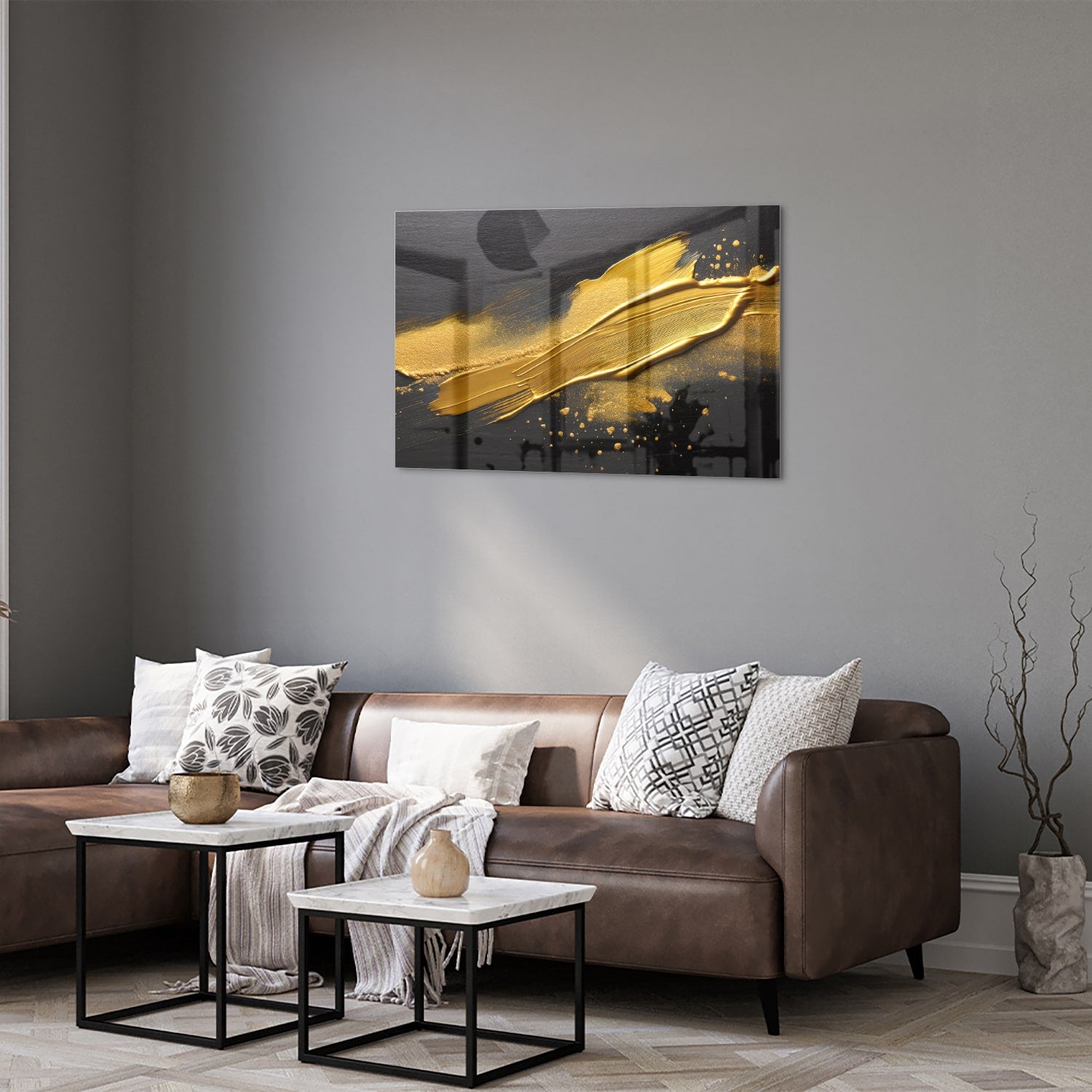 Modern glazen schilderij met gouden strepen op een zwarte achtergrond.