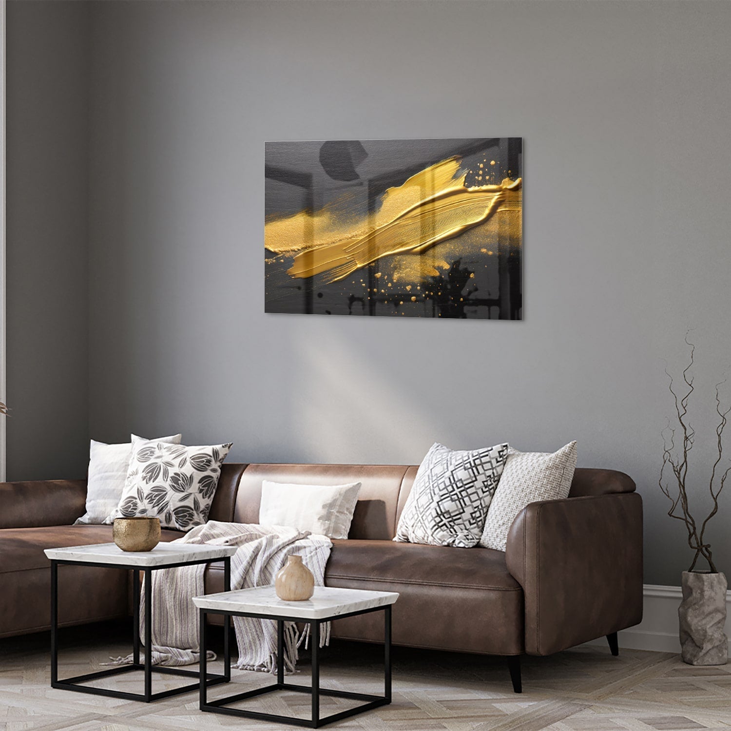 Modern glazen schilderij met gouden strepen op een zwarte achtergrond.