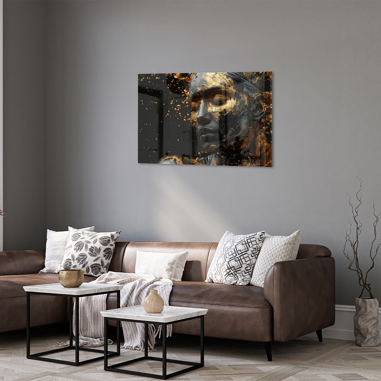 Glazen schilderij met een gouden vrouwelijk portret aan de muur