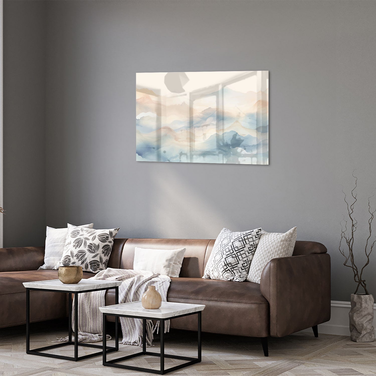Glazen schilderij met een dromerig berglandschap in zachte blauwe en aardetinten.