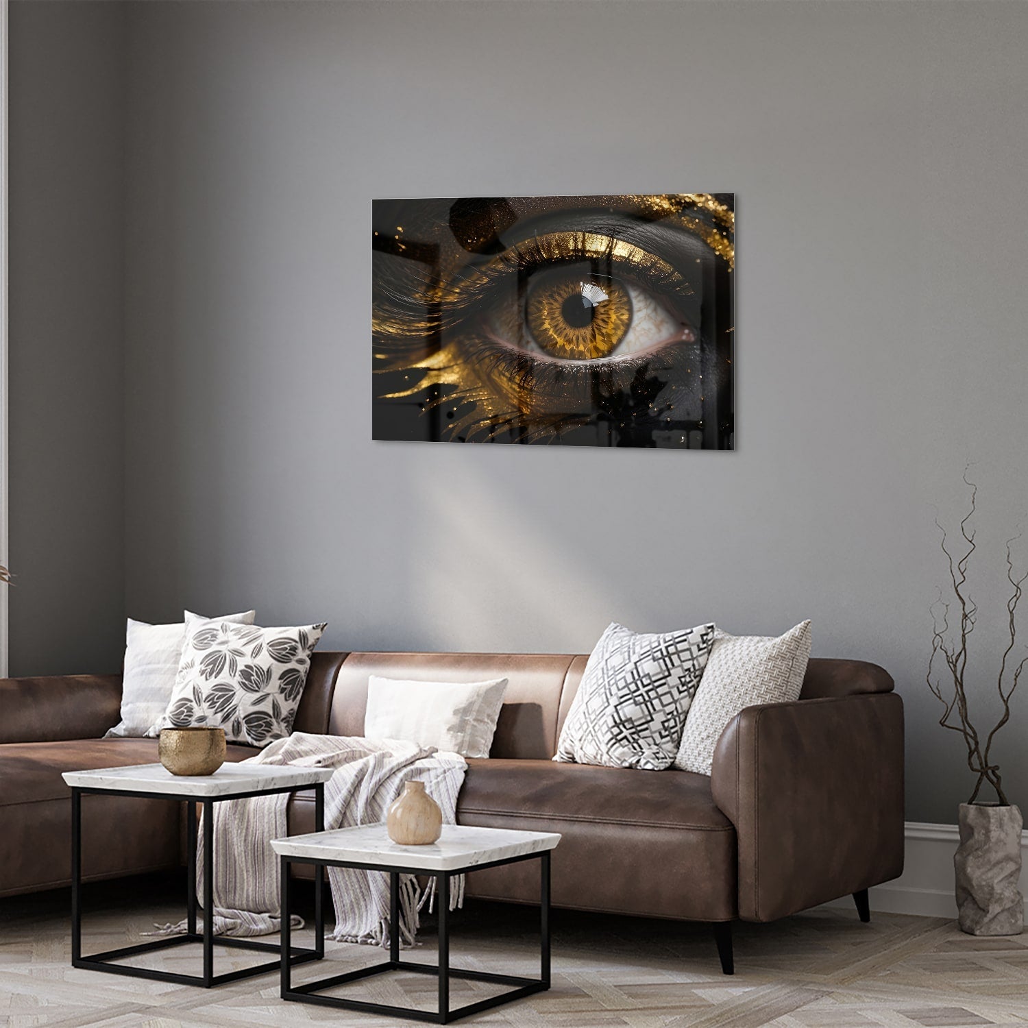 Glazen schilderij van een gouden oog op een zwarte achtergrond, hangt aan de muur.