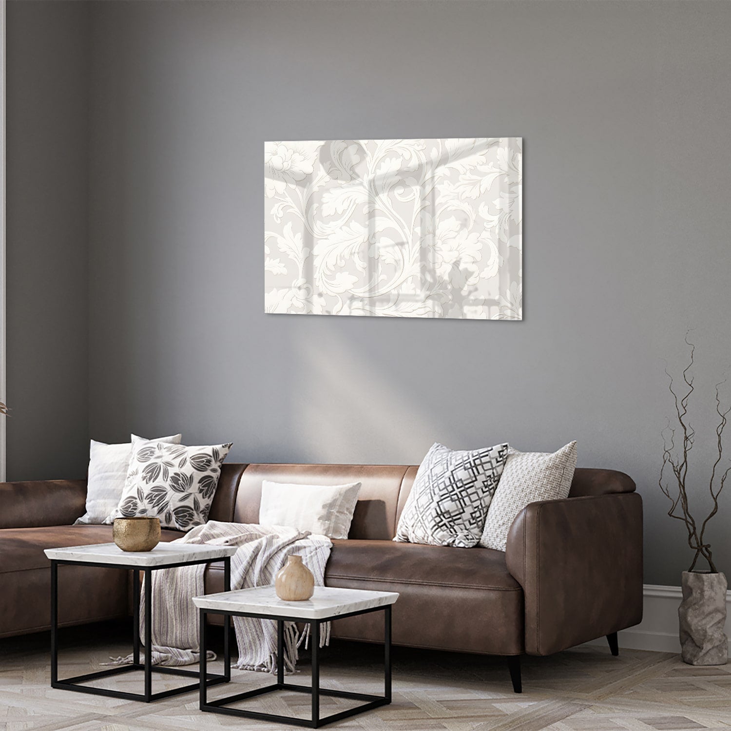Glazen schilderij met subtiel bloemmotief aan de muur in een lichte woonkamer