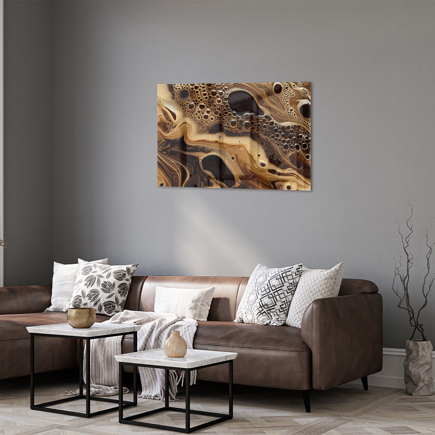 Abstract glazen schilderij met aardse kleuren en organische vormen, geschikt voor moderne interieurs.