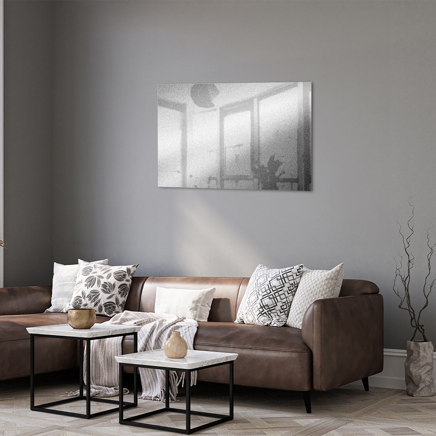 Minimalistisch glazen schilderij met reflecties in een sfeervolle kamer