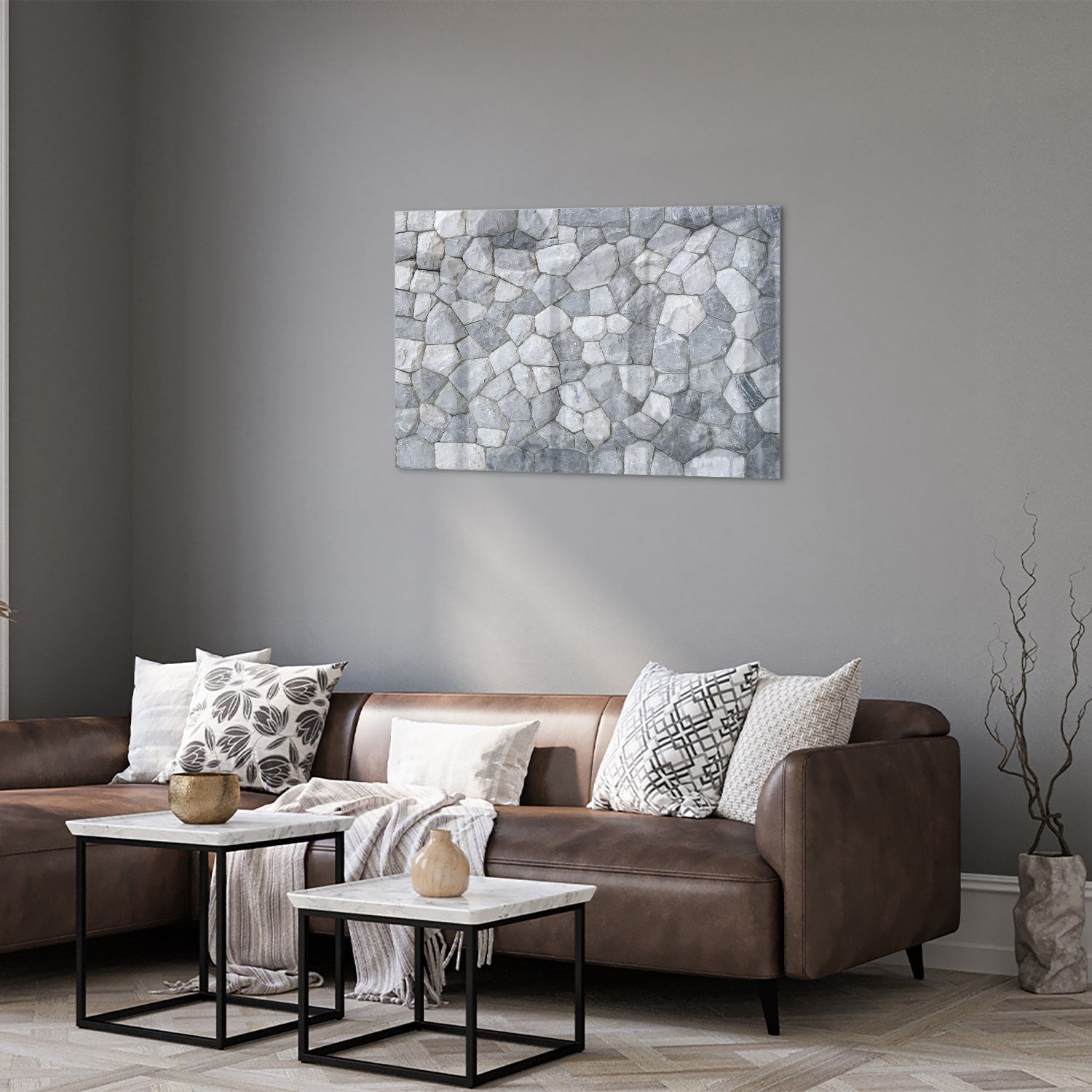 Glazen schilderij met een patroon van grijze stenen in een sfeervol interieur