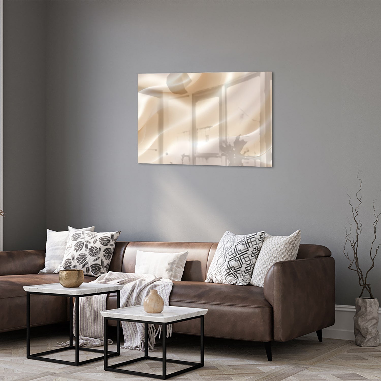 Minimalistisch glazen schilderij met warme tinten in een moderne woonkamer.