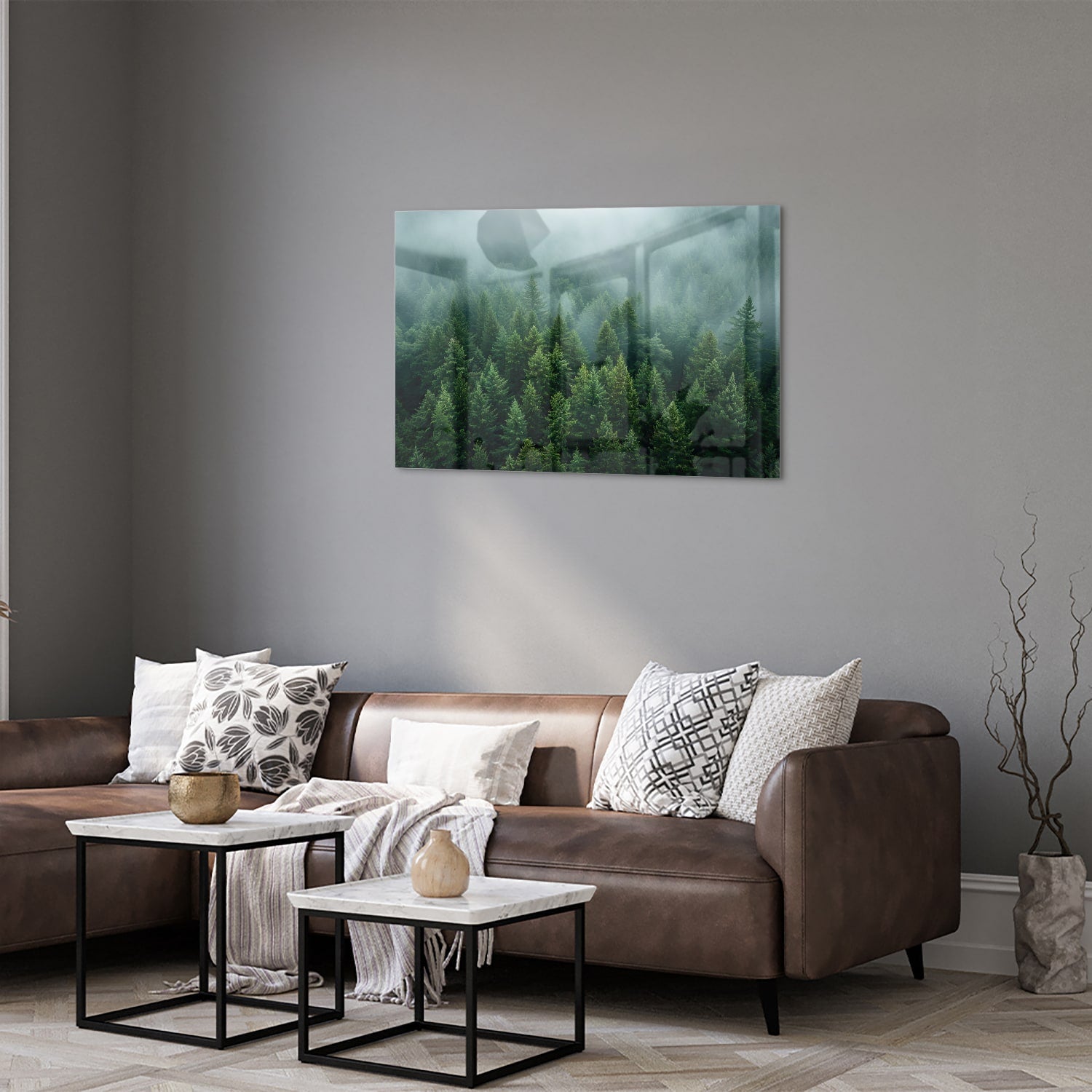 Glazen schilderij van dennenbossen in mist aan de muur