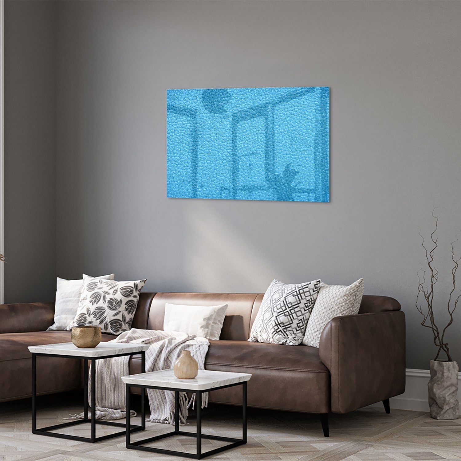 Blauw glazen schilderij met unieke textuur aan de muur in een moderne woonkamer