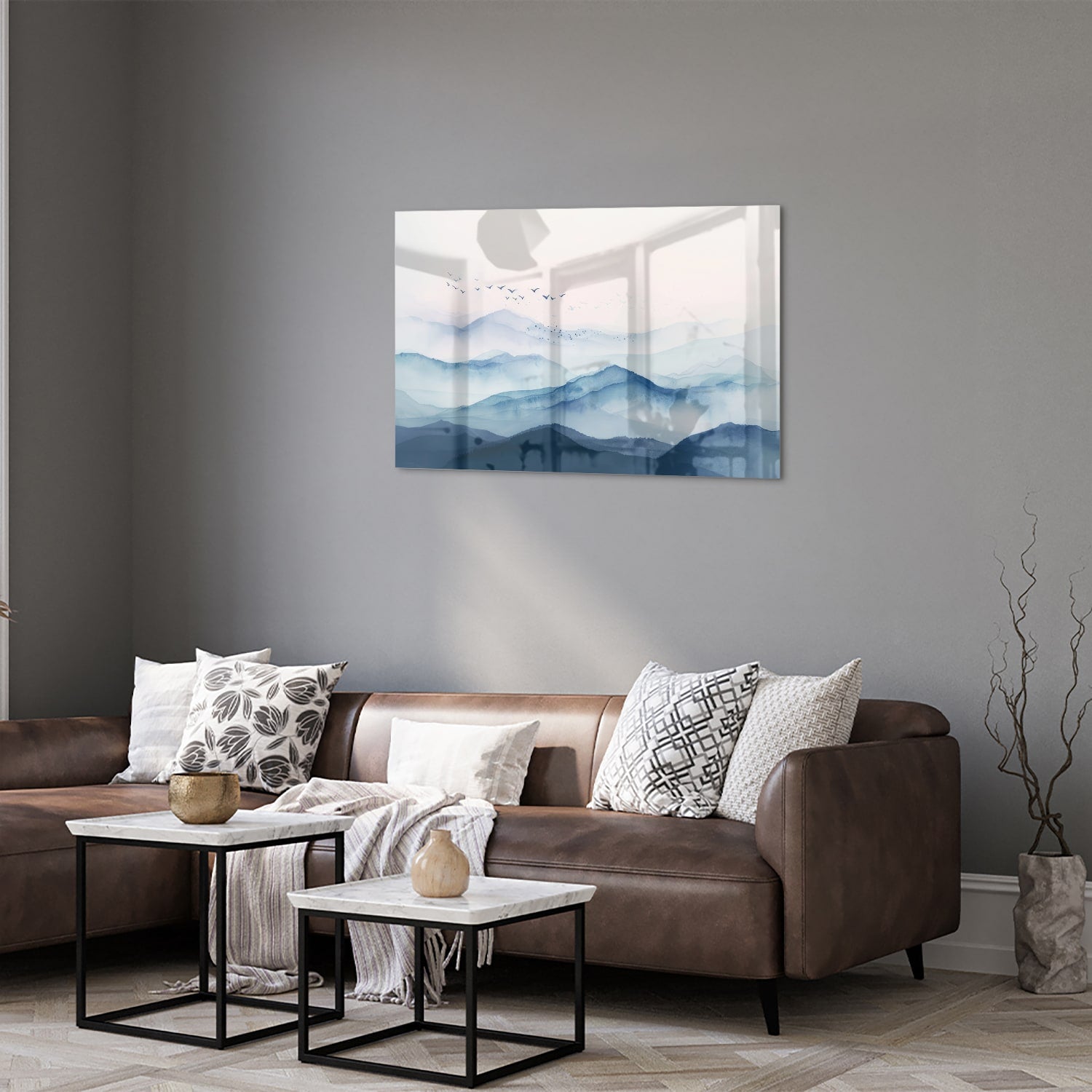 Glazen schilderij met blauwe bergen en pastelhemel, ideaal voor wanddecoratie.