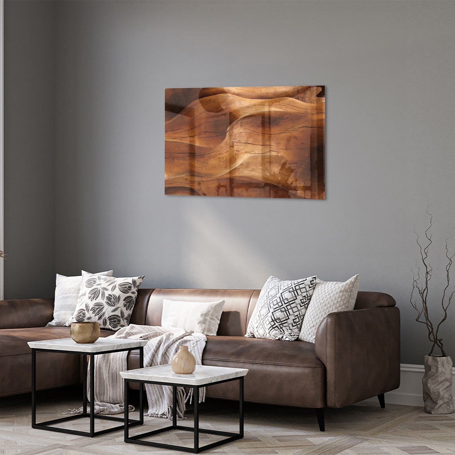 Abstract glazen schilderij met warme houttinten boven een moderne kast in een lichte woonkamer.