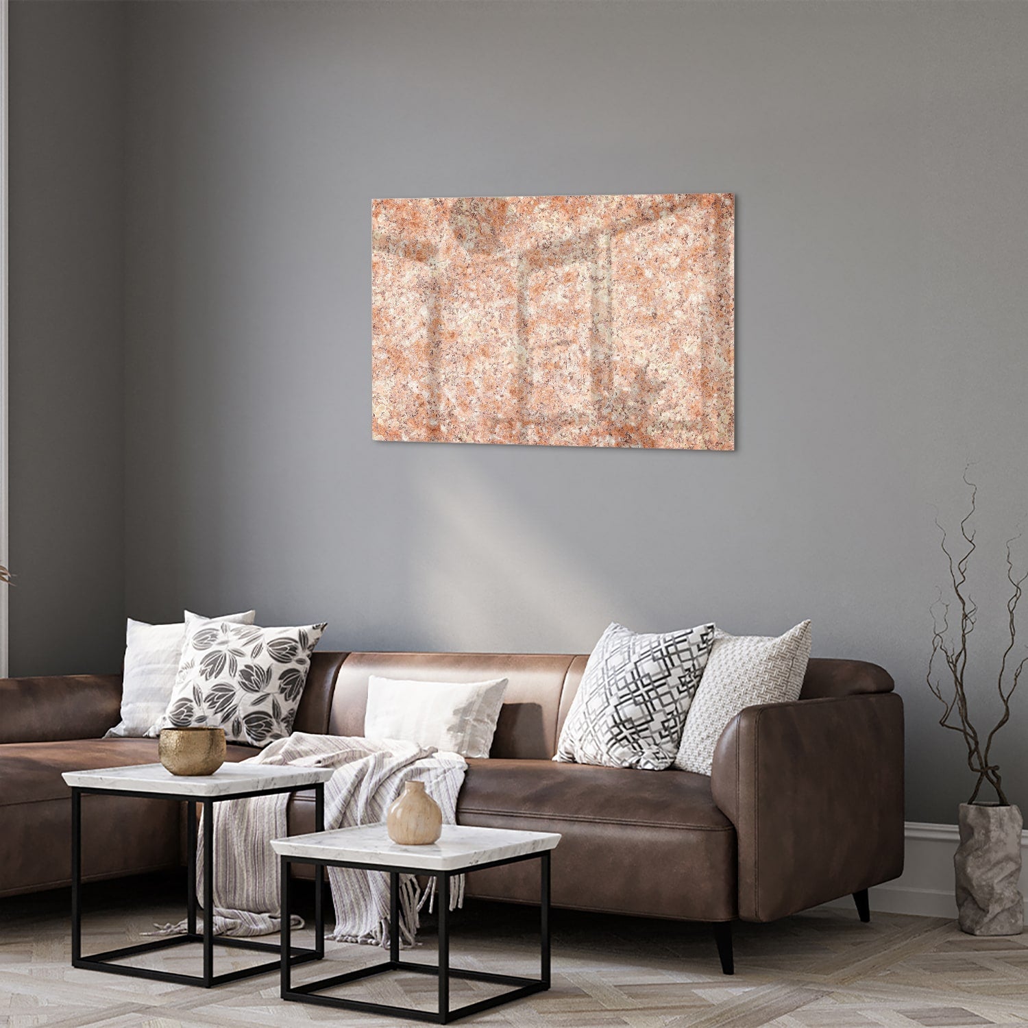 Glazen schilderij in zacht roze en goud aan de muur boven een houten kast