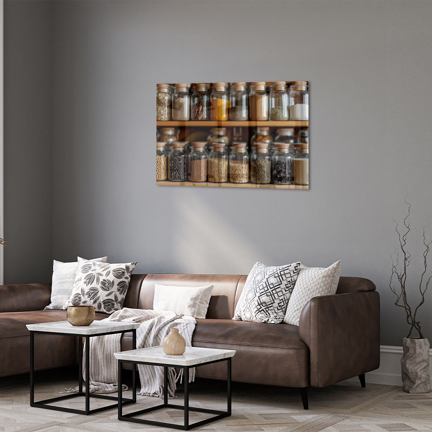 Glazen schilderij met een houten plank vol Mason jars gevuld met specerijen.