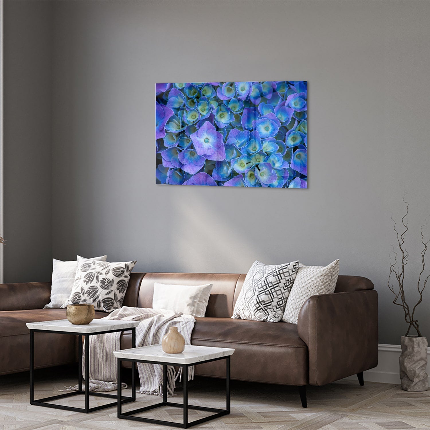 Glas schilderij met mooie blauwe bloemen aan de muur