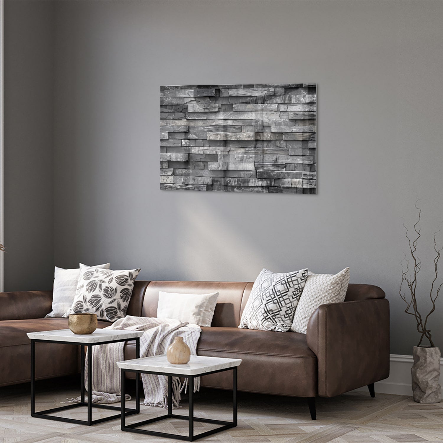 Moderne glazen schilderij met grijze texturen aan een lichte muur.