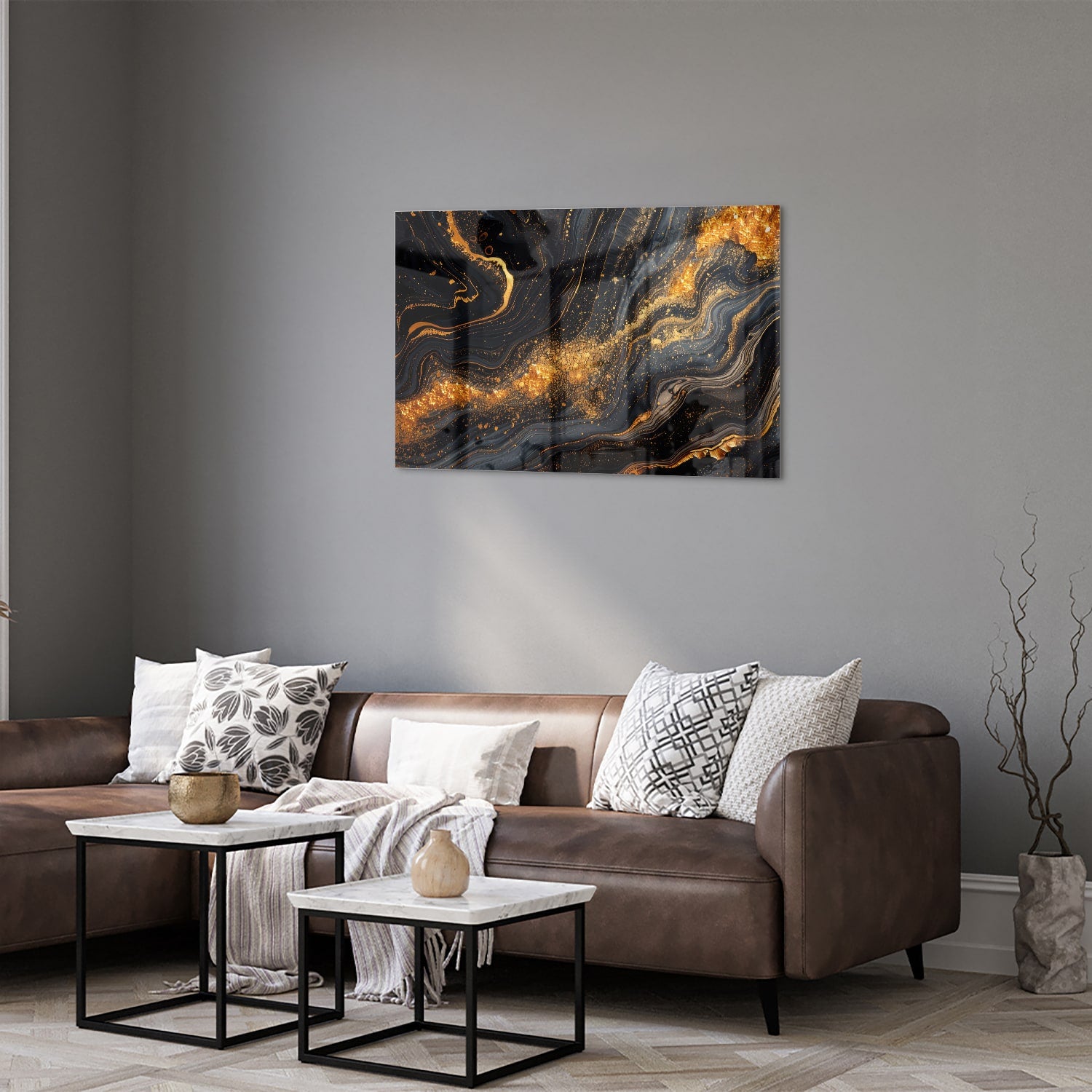 Glas schilderij met een zwart en gouden marmerdesign aan de muur in een moderne woonkamer