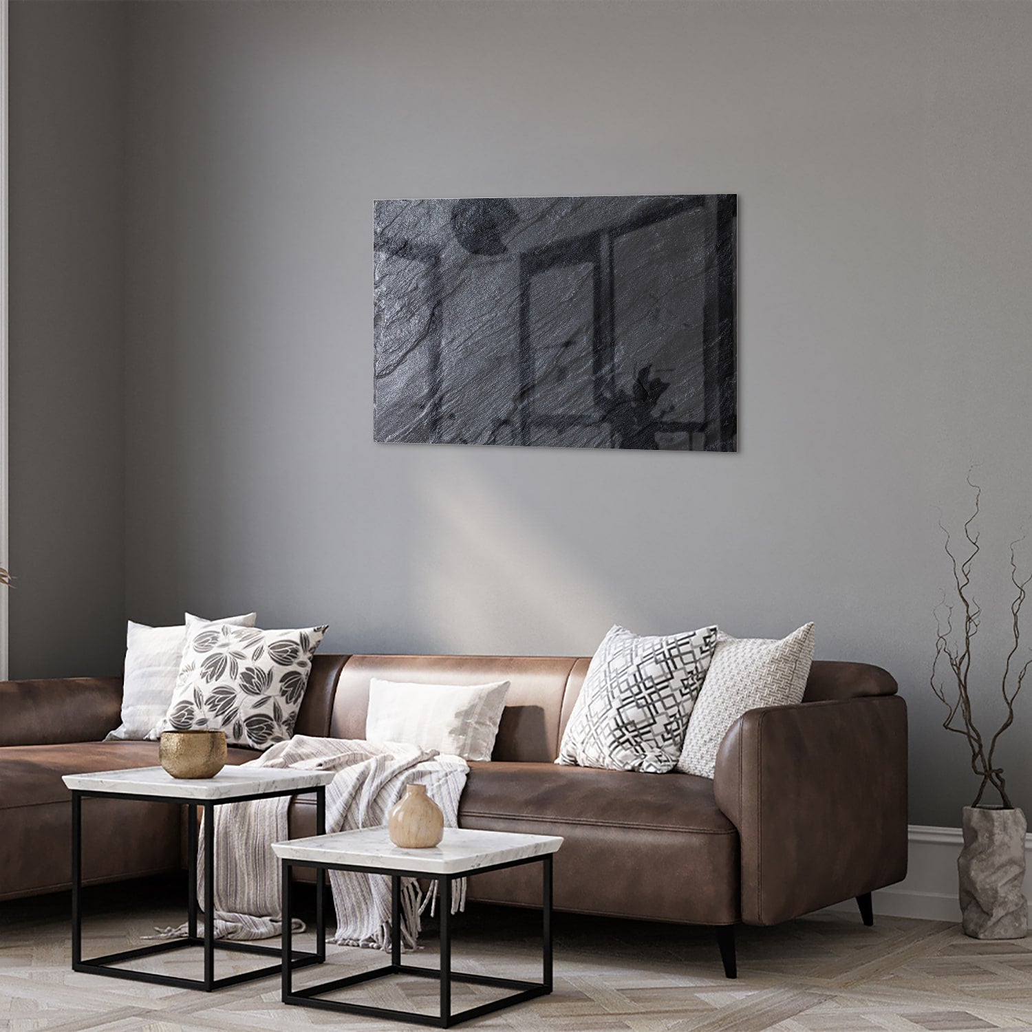 Modern glazen schilderij met abstracte zwart-witte textuur aan de muur.